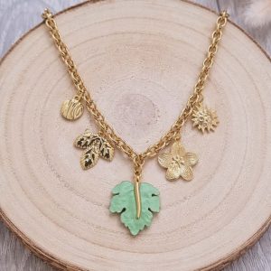 collier doré et vert